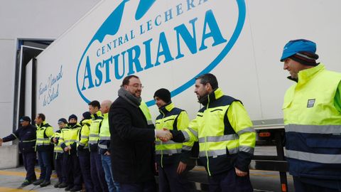 Barb�n saluda a trabajadores de CAPSA en una visita a las instalaciones de la empresa