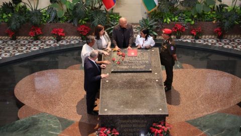 Delcy Rodr�guez, al lado de su hermano y otros altos cargos, ante la tumba de Hugo Ch�vez.