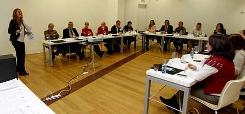 Mariela Villar se dirige a los directivos que participaron en la jornada Factor�a de �xito. 