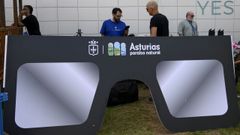 Gafas gigantes para el eclipse a la entrada del pabell�n de Asturias en la Feria Internacional de Muestras de Asturias (FIDMA)