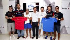 Miembros de la directiva del club y jugadores ayer durante la presentacin de parte del plantel.