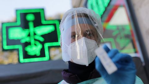 Una sanitaria francesa, con un test de los que se distribuyen en farmacias en su pa�s