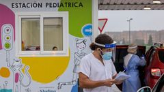 Miembros del personal sanitario trabajan en la estaci�n pedi�trica instalada en el exterior del Hospital Universitario Central de Asturias (HUCA)