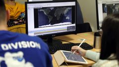 Imagen de archivo de una alumna trabajando con una tableta y su respectivo ordenador