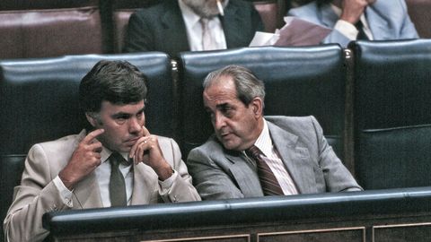 Fernando Morn junto a Felipe Gonzlez en el Congreso en 1998 en la que se debati la aprobacin de la ley del aborto