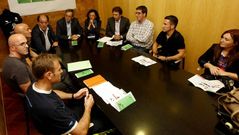 Autoridades, organizadores y colaboradores, durante la presentaci�n del club en el Concello de Carballo.
