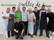El equipo del Culler de Pau posa ante la nueva fachada del restaurante grovense con el chef Olleros. 