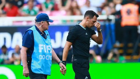 El colegiado argentino Facundo Tello, durante un partido del Mundial