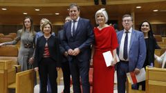 Besteiro, junto a parte de los diputados socialistas esta nueva legislatura, en el Parlamento.