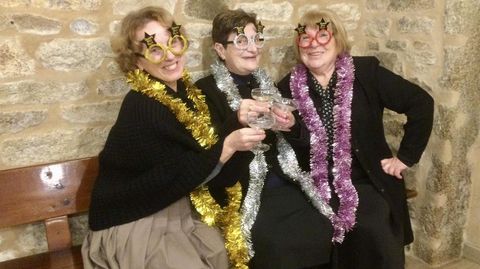 Teresa Ferreira, Caridad Albela e Sara Rodríguez, as integrantes de Teté Teatro, nunha navideña estampa.