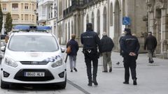 Dos agentes de la Polica Local de Lugo en la Praza Maior