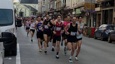 El viveirense Carlos Pernas (de negro) y el ribadense Pedro Moir�n (de rojo), en la cabeza de carrera.