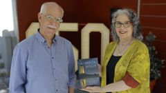 Timoteo Figueirido, pastor de la iglesia Evangelista de A Coruña y Dolores Pujol con su biblia.