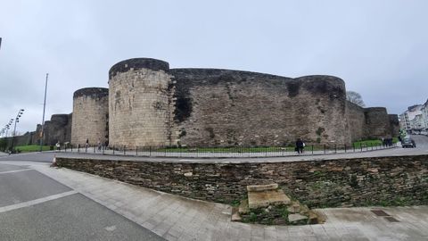 Esta es la primera imagen que tienen los peregrinos del Camino Primitivo cuando ven la Muralla de Lugo, ambos elementos Patrimonio Mundial