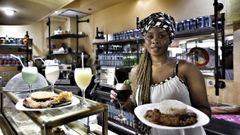 Gueme Yalla con algunas de las especialidades que prepara en el Caf� Africa