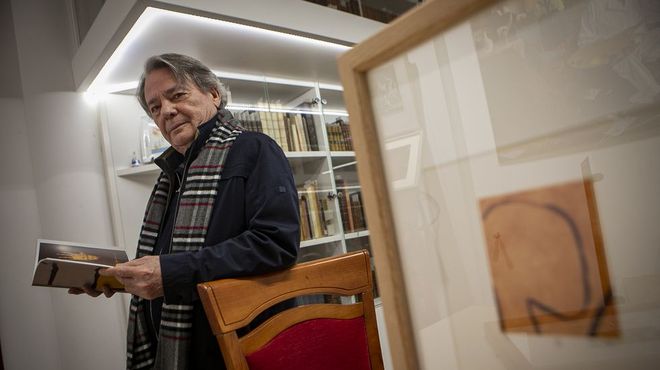 <span lang= gl >Manuel Cartea a car�n dunha das ilustraci�ns de Arn�iz que forman parte do libro</span>