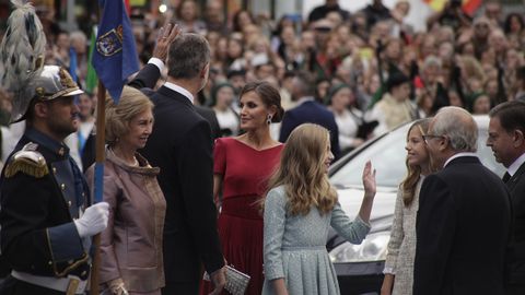 Los reyes, la reina Sofa y la princesa Leonor saludan a las autoridades a su llegada al Teatro Campoamor