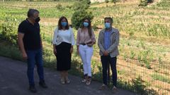 De izquierda a derecha, el propietario de la bodega, Lalo M�ndez Le�n; la directora general de Desarrollo Rural y Agroalimentaci�n, Bego�a L�pez; la alcaldesa de Ibias, Gemma �lvarez, y el consejero de Medio Rural y Cohesi�n Territorial, Alejandro Calvo