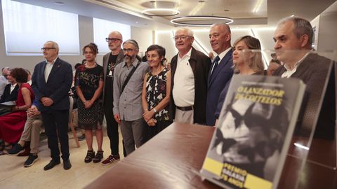 Fernando Castro (cuarto pola esquerda) recolleu o Premio Galaxia 75 anos acompañado polo xurado e directivos de Galaxia
