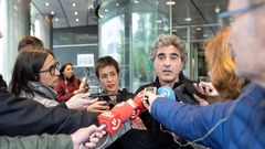 El delegado del sindicato ESK, Patxi Nicolau, junto a Marta Macho, la anestesista que denunci� las irregularidades en el OPE de Osakidetza, Servicio Vasco de Salud, salen este martes del juzgado 