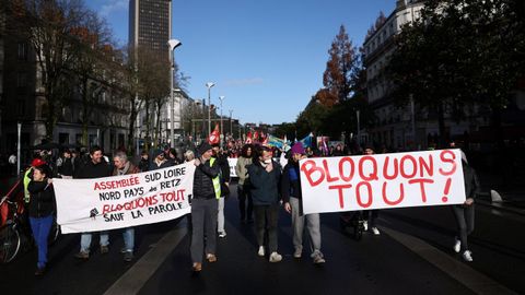Manifestantes en Nantes (Francia) en la huelga del pasado 2 de diciembre llaman a «paralizar todo» en protesta por las medidas de austeridad propuestas por el Goberno