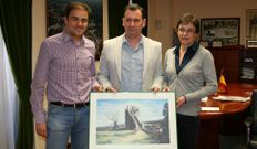 El alcalde y los ediles de Cultura con una imagen del castillo.