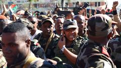 Los golpistas estn liderados por el coronel Michael Randrianirina (en el centro).