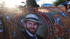 Un aficionado de Argentina porta una bandera con la imagen de Messi