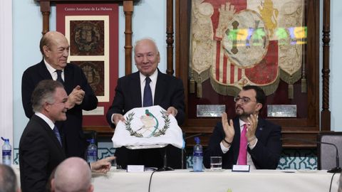 Dionisio Guti�rrez entrega la bandera de Guatemala al Museo de la Emigraci�n como nuevo miembro del grupo de amigos del Archivo de Indianos