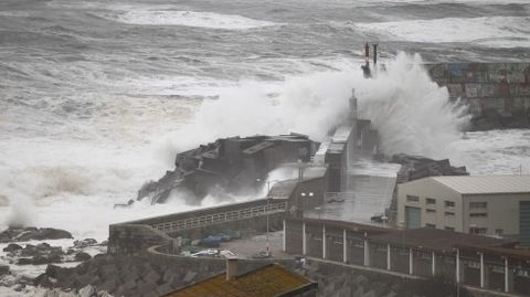 El oleaje se come el espig�n de A Guarda