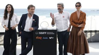 El realizador, Alberto Rodríguez (segundo por la derecha), posa con Silvia Acosta, Antonio de la Torre y Bárbara Lennie durante la presentación de su película «Los tigres»