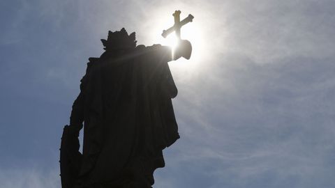 Estatua del rey Pelayo en el puerto de Gij�n