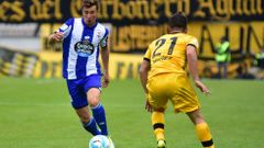 Sa�l, con la camiseta del D�por ante el Pe�arol