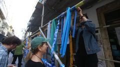 Ciudadanos colgando telas azules del andamio que cubre el bajo del antiguo restaurante Fornos de A Coru�a, en la calle Olmos, para reclamar que los frescos de Lugr�s se recuperen sin sacarlos del espacio donde los pint�.