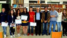 Los estudiantes premiados, con Carlos Oleite y los miembros de la direcci�n del centro. 