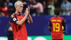 Dani Olmo aplaude despu�s del empate ante Cabo Verde en Atlanta.