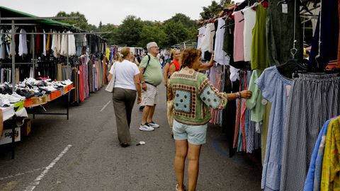 El mercadillo de los jueves en la explanada de Salgueiri�os, en Santiago