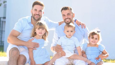 De izquierda a derecha, Francisco, Emma, de 4 a�os, Jes�s, Noel, de 2 a�os, y Victoria, tambi�n de 4. �Jam�s nos hemos planteado la adopci�n porque siempre hemos querido ser padres biol�gicos y vivir la crianza desde el minuto cero�, dice Jes�s.