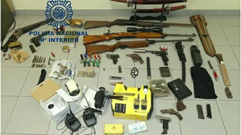 Armas y maquinar�as incautadas durante la operaci�n