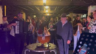 En imagen de archivo, una fiesta de la Sidra celebrada en O Val do Naseiro en el 2025, en la que Francisco Galdo, fundador del hotel, elabor� la queimada