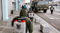 Los militares trabajan para desinfectar Peinador