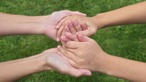 Las manos de Laurasostienen las de su hija.