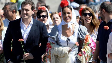 Rivera, hoy con Bego�a Villac�s en la pradera de San Isidro