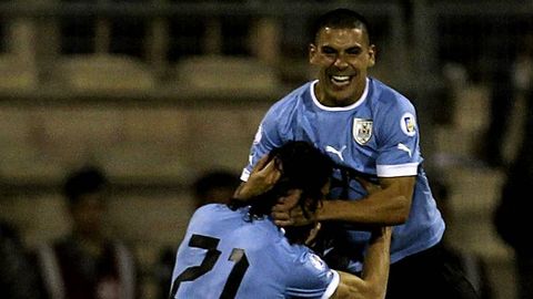 Maxi Pereira y Cavani celebran el primer gol de Uruguay