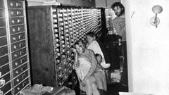 El secuestrador Clark Olofsson se asoma a la estancia del banco en que est�n recluidos los rehenes.