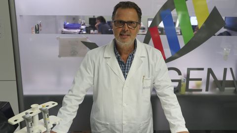 Martin�n, el los laboratorios del IDIS, donde lidera al Grupo Genvip