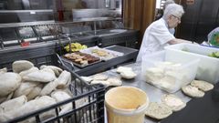 Preparativos para el reparto de men�s en la Cocina Econ�mica de Santiago, en foto de archivo