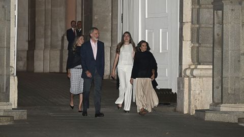 La princesa Leonor, el rey Felipe VI, la reina Letizia y la infanta Sofa salen a la fachada del Palacio Real para saludar al pblico antes de la proyeccin de imgenes por la celebracin del dcimo aniversario de la proclamacin de Felipe VI