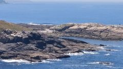 PLAYA DE ILLA REDONDA: Un para�so frente al oc�ano. Para llegar hasta ella hay que aparcar en O Porti�o y caminar por un sendero dos kil�metros, hasta la entrada del EDAR Bens. Y continuar bordeando la costa. All�, el ba�ista se encontrar� con una cala a la que acude muy poca gente. De piedras y arena.