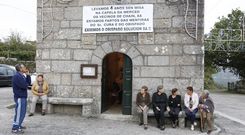Los vecinos colocaron ayer una pancarta en la iglesia para protestar porque quieren que se celebren las eucarist�as. 
